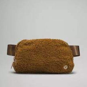 Everywhere Belt Bag 1L Fleece - Burnt Caramel new